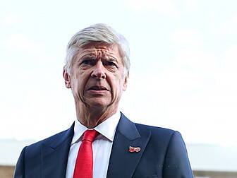 Arsene Wenger reacts to nervy...